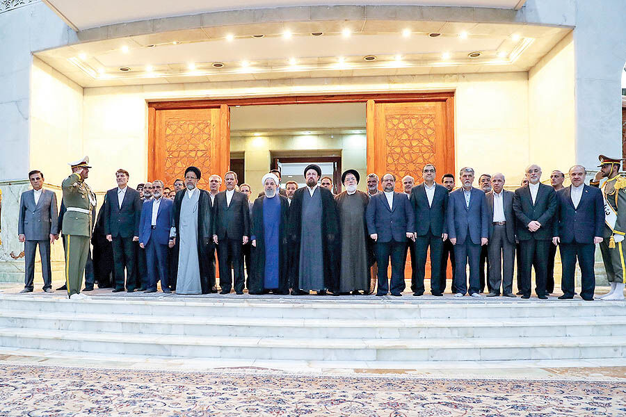 روحانی: تنها گذاشتن دولت اشتباه است
