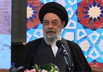 درخواست عجیب امام جمعه اصفهان درباره حضور روحانیون در همه ارکان نظام