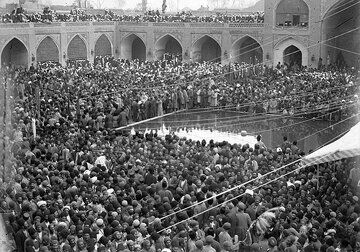 قابی قدیمی از حضور زنان و مردان در عزاداری محرم عهد قاجار + عکس