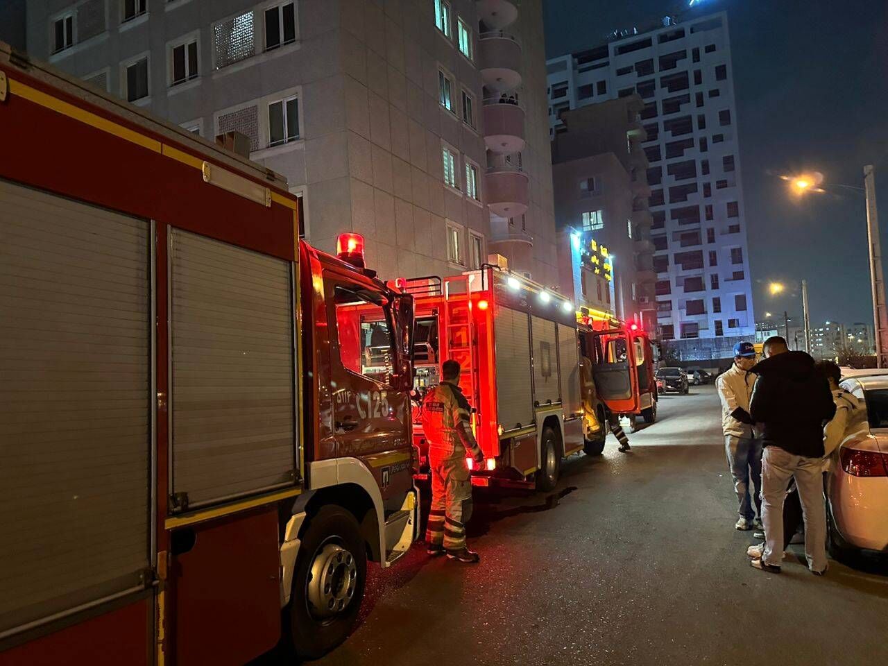 آتش‌سوزی مهیب در شهرک راه‌آهن تهران