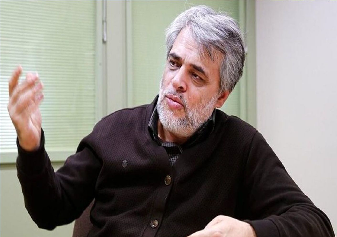 طعنه سنگین مهاجری به جلیلی: یک دهه است دور خودتان می‌چرخیدید! لااقل روزنامه‌های اصولگرا را ورق می‌زدید!