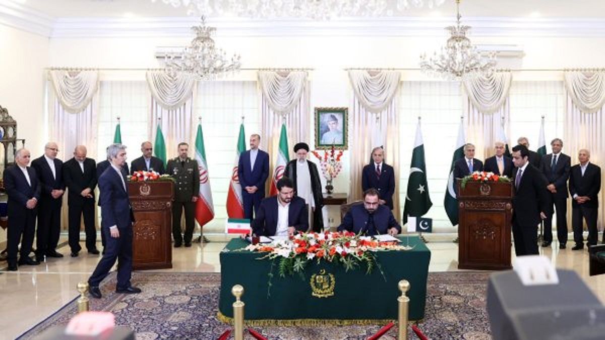 امضای 8 سند همکاری مشترک میان ایران و پاکستان/ ایجاد مناطق آزاد تجاری در گذرگاه‌های مرزی مشترک