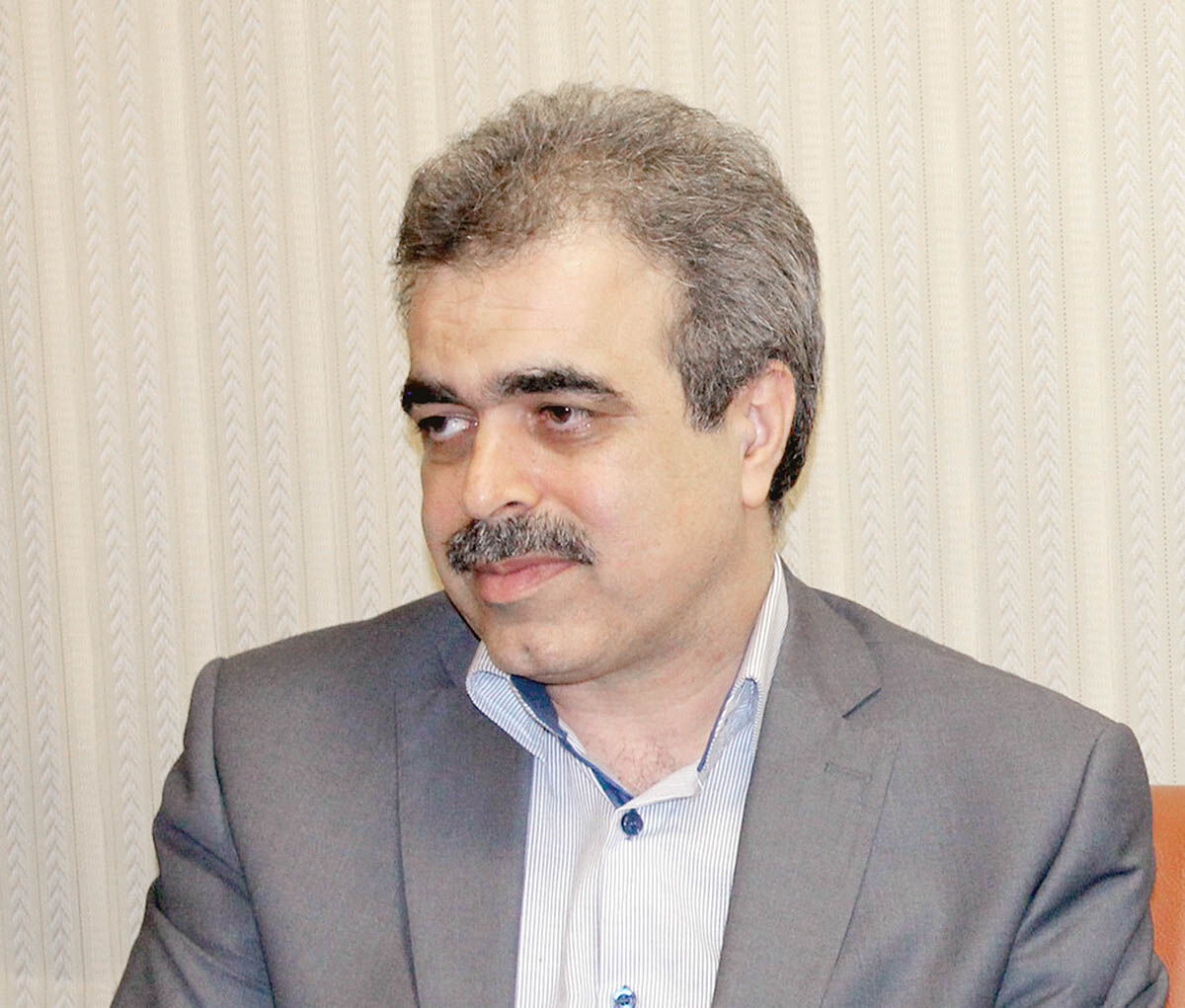 دستگاه‌های دولتی و عمومی از پیمانکاران بومی استفاده کنند