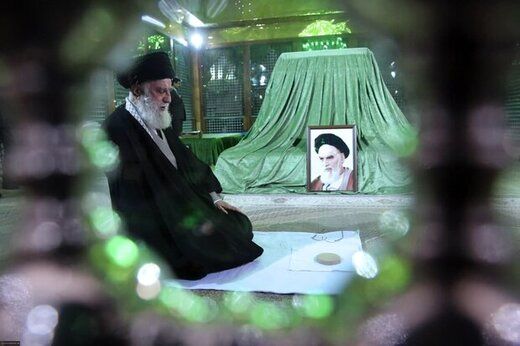 تصویری از فاتحه خوانی رهبر انقلاب بر مزار پدر موشکی ایران