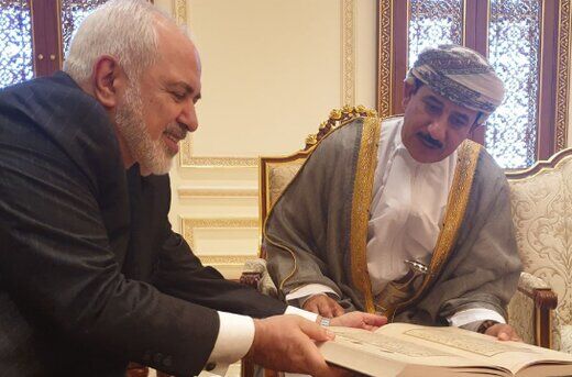 ظریف دفتر یادبود سلطان قابوس را امضا کرد/عکس