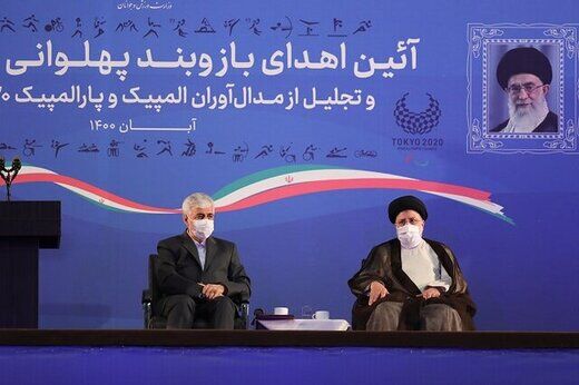 نمایش دیدنی دختران نینجا مقابل رئیس جمهور/عکس