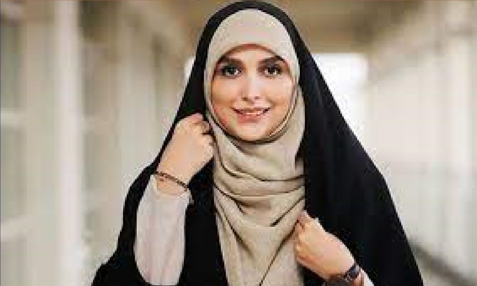 ژست خاص مجری زن مطرح ایران در پاریس فرانسه + عکس