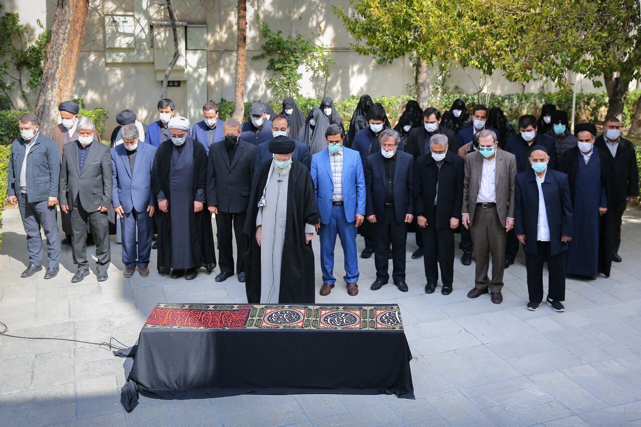 رهبر انقلاب بر پیکر همسر شهید مطهری اقامه نماز کردند
