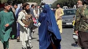 ویدئویی تلخ از دختران دانشجوی افغان بعد از ممنوعیت ورود به دانشگاه
