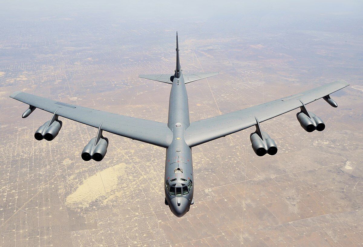 ورود بمب‌افکن های B-52  آمریکا به خاورمیانه + فیلم