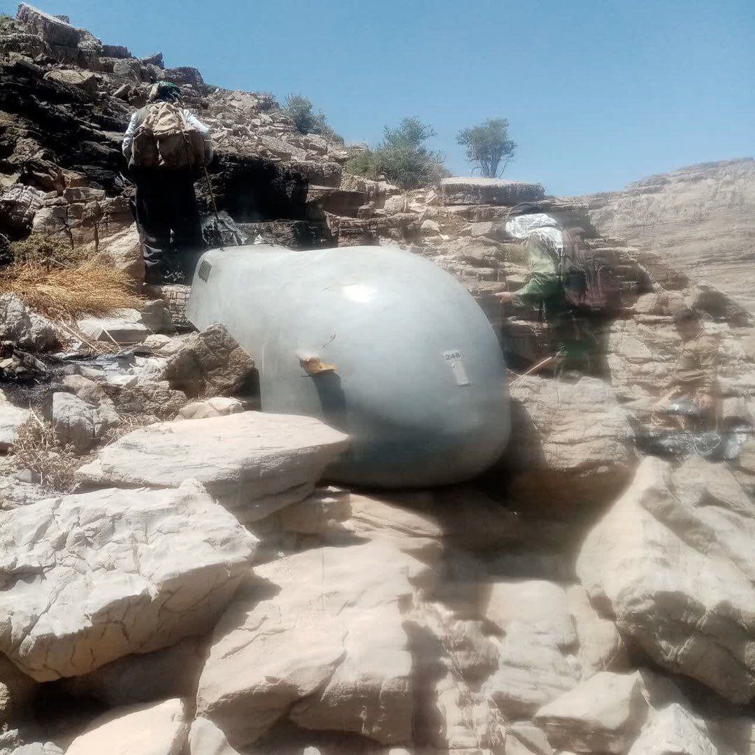 تصویری دیدنی از لاشه پهپاد هرمسِ در دستان مرد سفیدکوهی + عکس 3