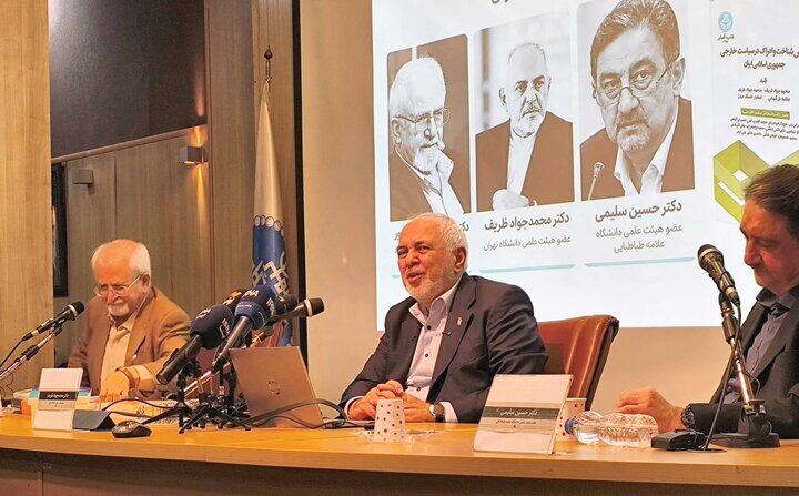 ظریف: آمریکایی‌ها بی‌خرد نیستند، بلکه کمبود ادراکی دارند/ تهدید همیشه نتیجه عکس داده است