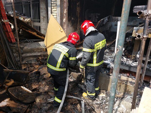 یک مجتمع تجاری در پردیس دچار آتش سوزی شد
