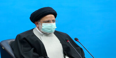 عکسی از فاتحه خوانی رئیس جمهور بر پیکر نادر طالب زاده