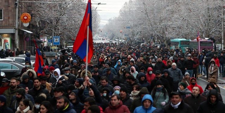 اعتراض مخالفان نخست‌وزیر ارمنستان در خیابان‌های ایروان