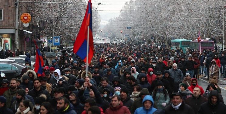 اعتراض مخالفان نخست‌وزیر ارمنستان در خیابان‌های ایروان