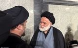 عکسی از دست دادن سید حسن خمینی با فرزند ارشد رهبر شهید انقلاب/ حسن خجسته هم بود