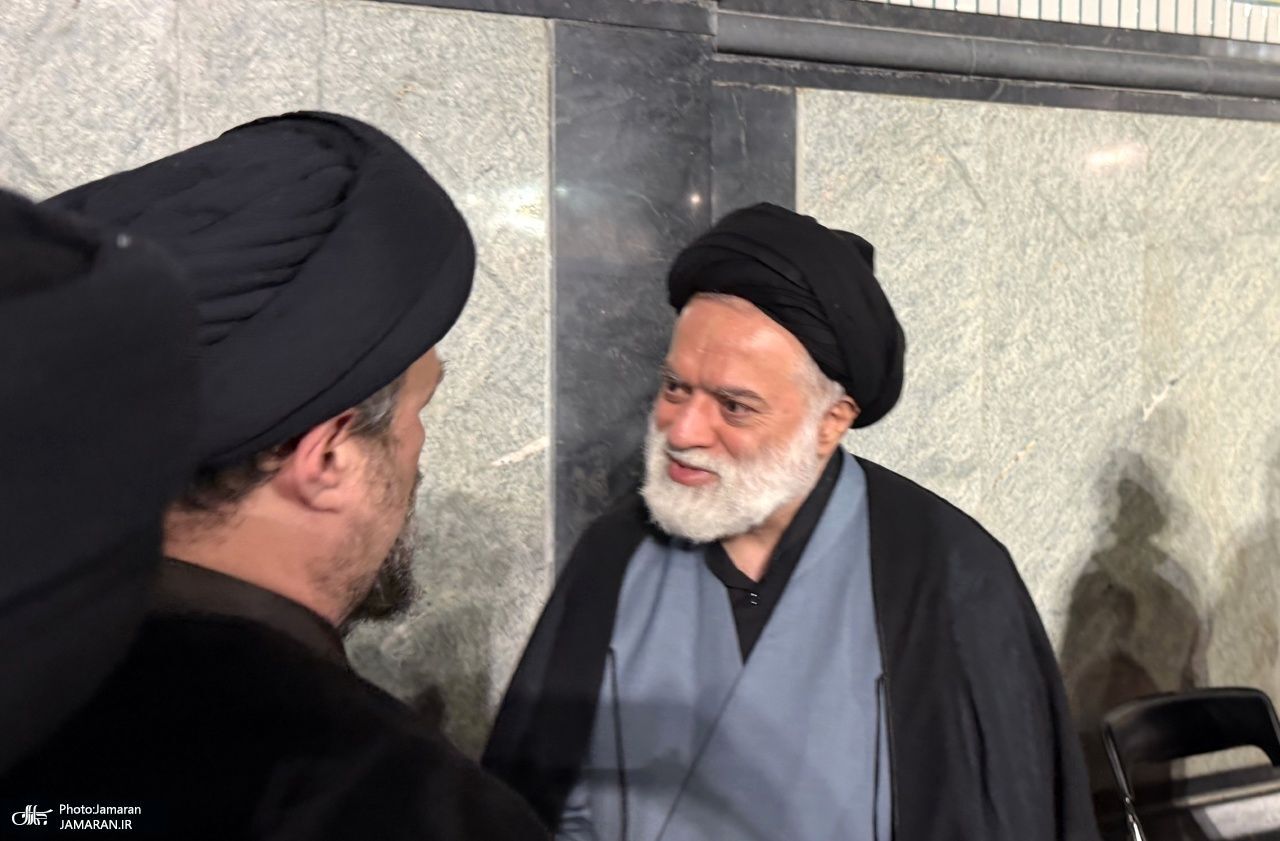 عکسی از دست دادن سید حسن خمینی با فرزند ارشد رهبر شهید انقلاب/ حسن خجسته هم بود