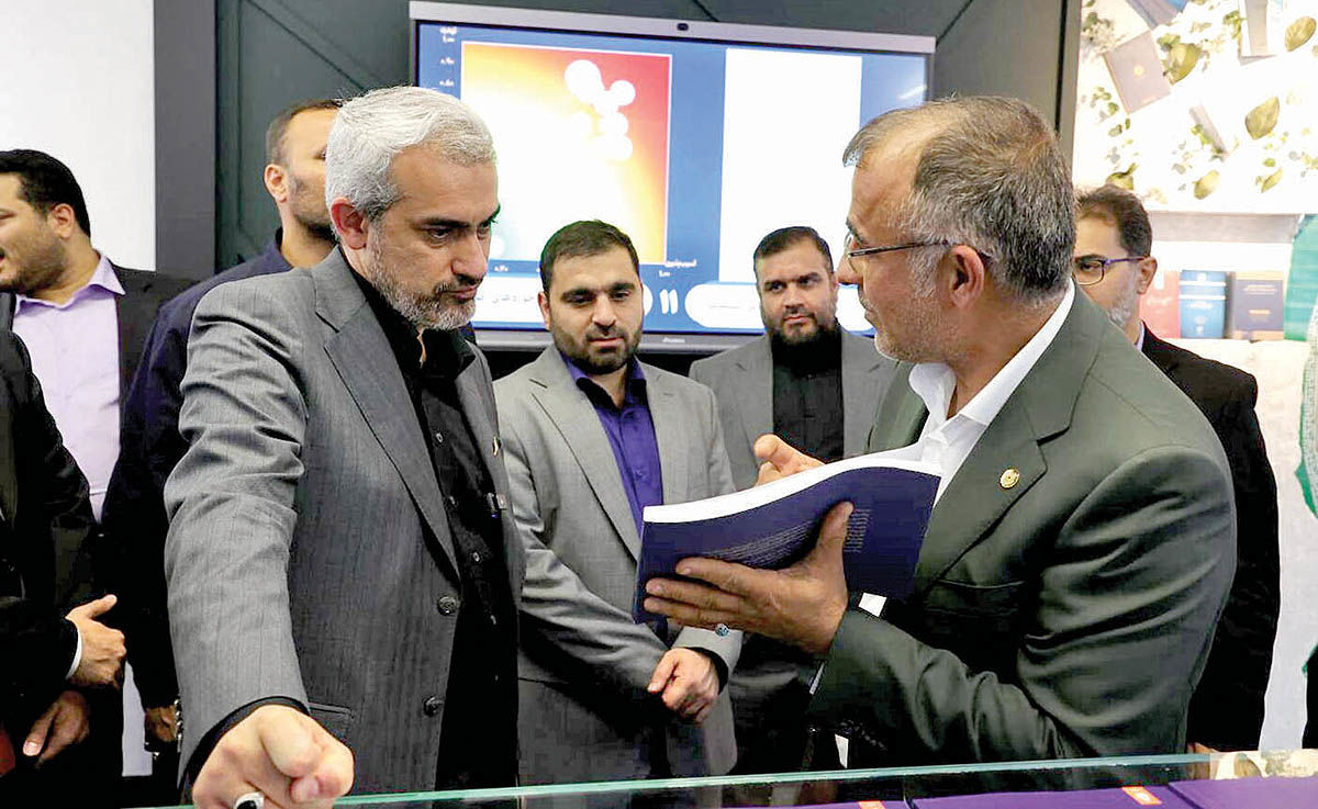 بازدید وزیر اقتصاد از نمایشگاه بینالمللی مبارزه با پولشویی
