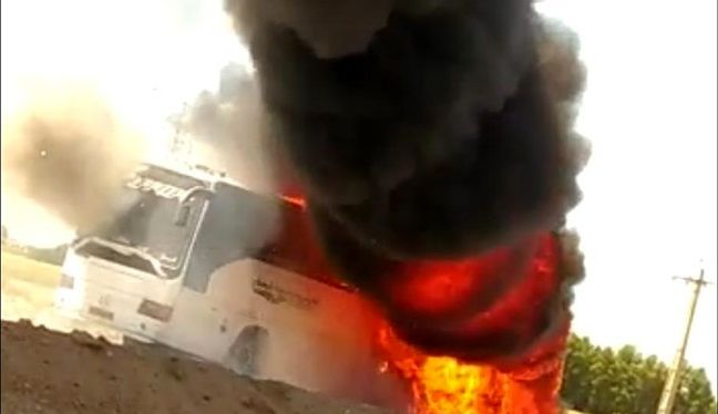 اتوبوس حامل سربازان ارتش در آتش سوخت
