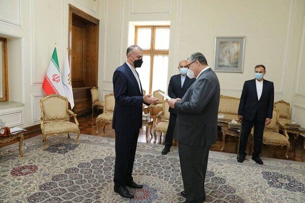 تقدیم رونوشت استوارنامه 4 سفیر به امیرعبداللهیان