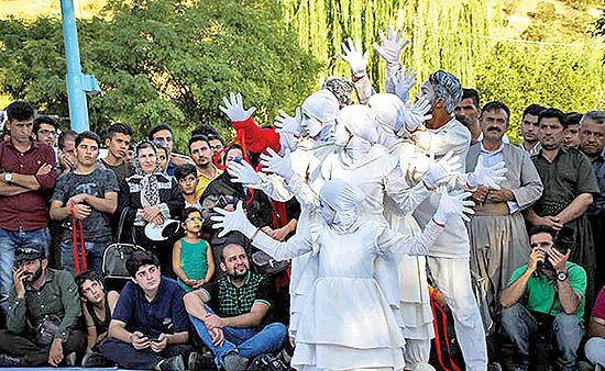 اعتراض هنرمندان تئاتر خیابانی به وزیر