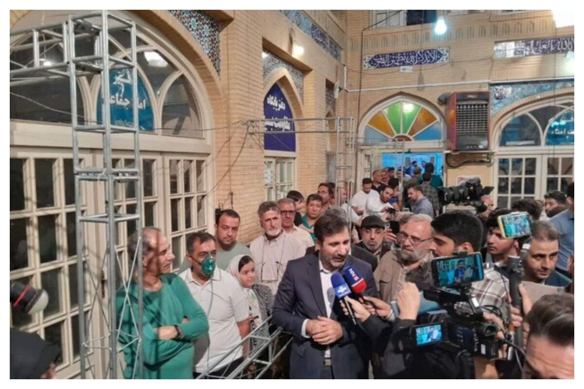 طحان نظیف رای خود را در مسجد لرزاده به صندوق انداخت