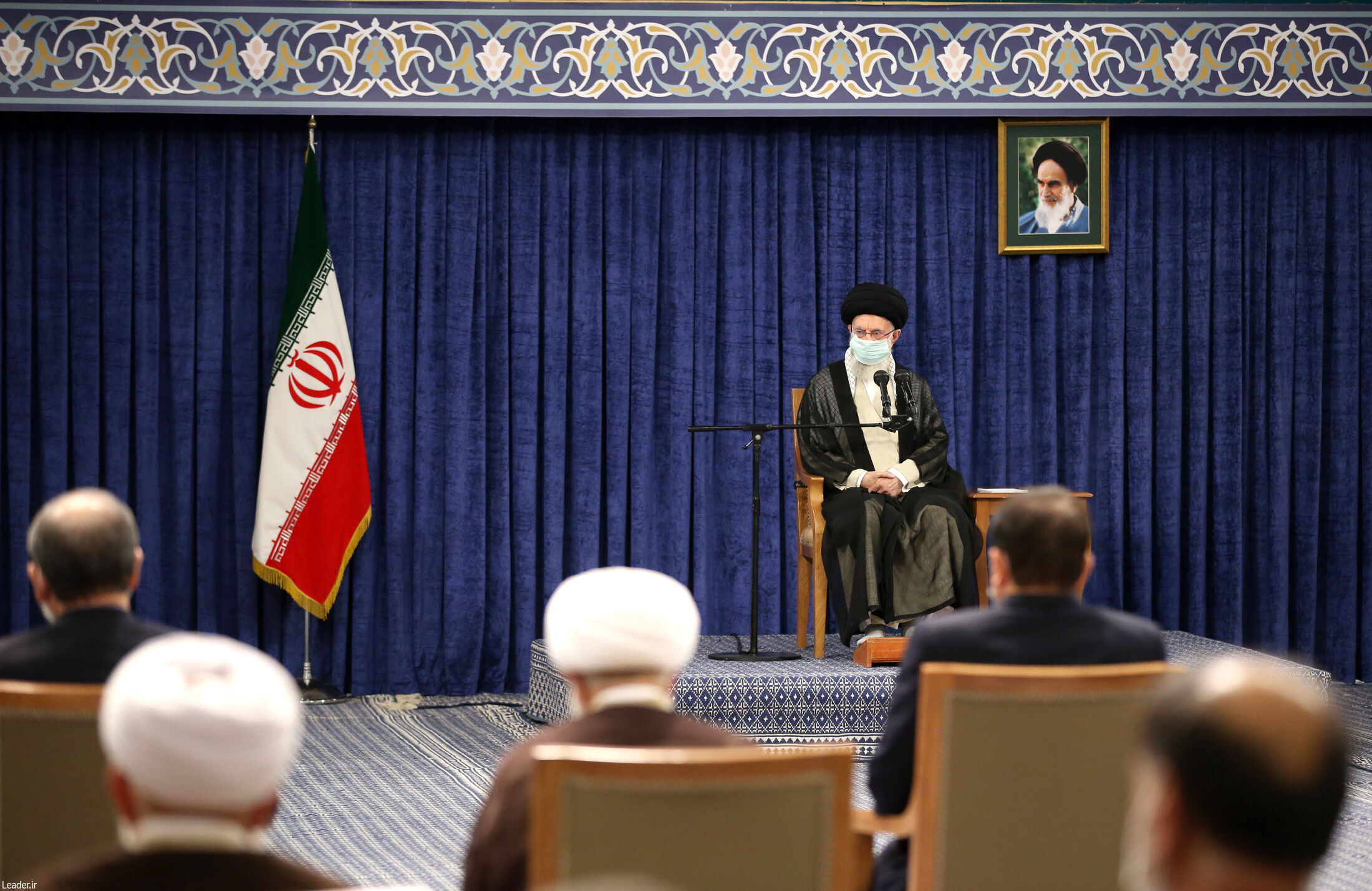 رهبر انقلاب: تا آنجایی که ممکن است فضا نباید امنیتی شود/ حوادث جزیی حواس مسئولان را از سازندگی پرت نکند