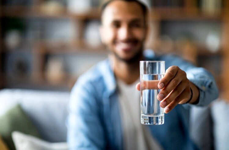 نوشیدن آب چقدر در آبرسانی پوست مؤثر است؟ | تفاوت بین پوست خشک و دهیدراته ؟