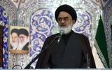 امام جمعه قم: هر گوشی تلفن همراه یک سنگر است ممکن است زمینه نفوذ دشمن را فراهم کند/ مسئولان فرصت خدمت را قدر بدانند