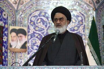 امام جمعه قم: هر گوشی تلفن همراه یک سنگر است ممکن است زمینه نفوذ دشمن را فراهم کند/ مسئولان فرصت خدمت را قدر بدانند