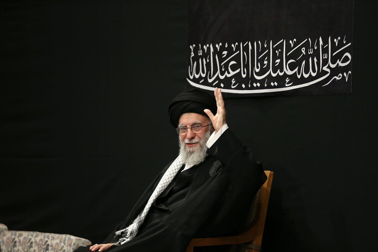 لحظه ورود رهبر انقلاب به حسینه امام خمینی(ره) از زبان فضائلی/  امواج این انفجار تل‌آویو و کاخ‌سفید را درخواهدنوردید