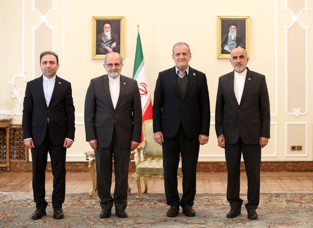 پزشکیان: خنثی‌سازی فضای‌سازی‌ها و تبلیغات ضدایرانی از مسئولیت های مهم سفرا است