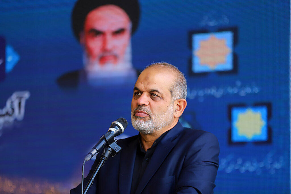 دشمن با پخش کردن پول‌های گزاف جوانان را با مهندسی ذهن فریب داد