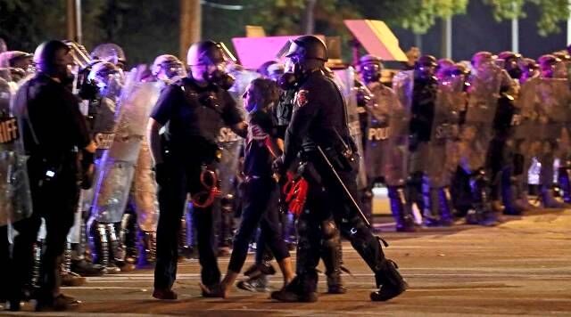 پلیس فدرال آمریکا به معترضان یورش برد