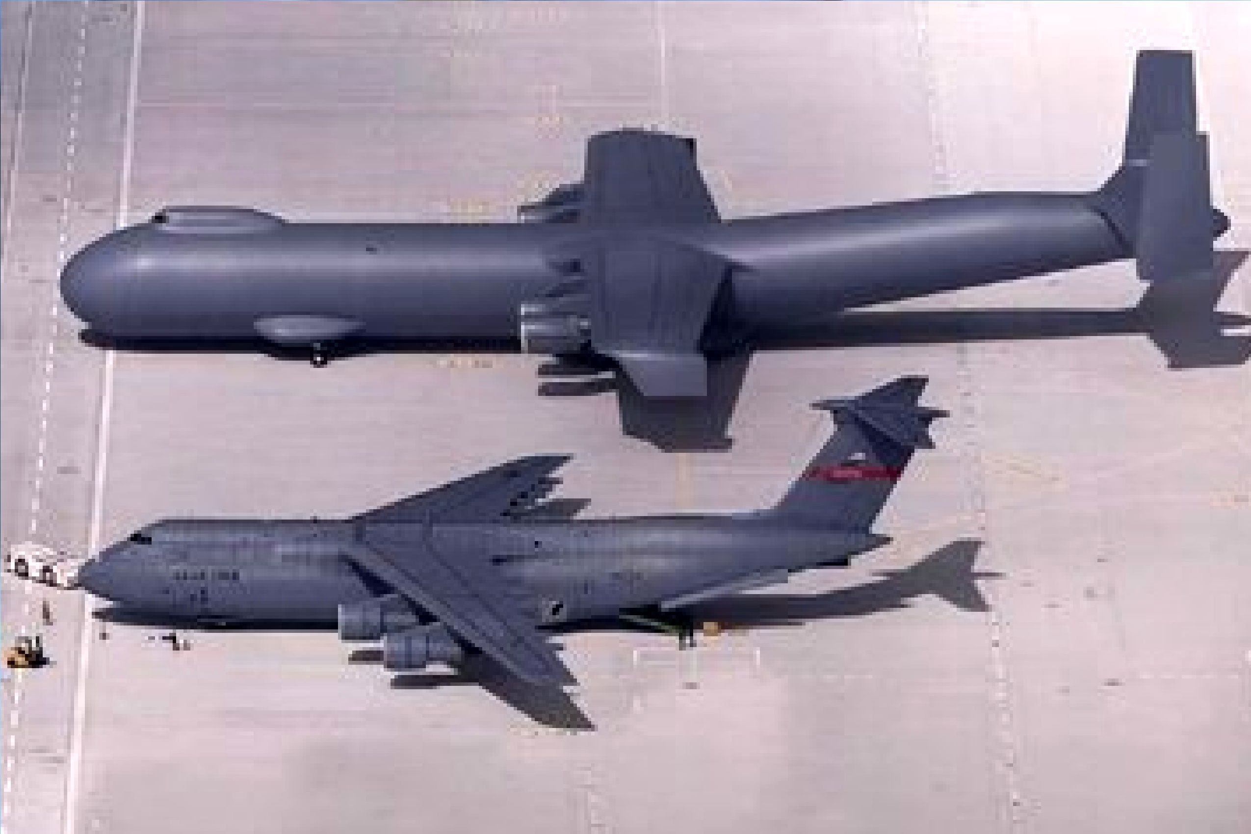 غول‌پیکرترین هواپیمای نظامی جهان با قابلیت حمل ۱۲ هلیکوپتر آپاچی!