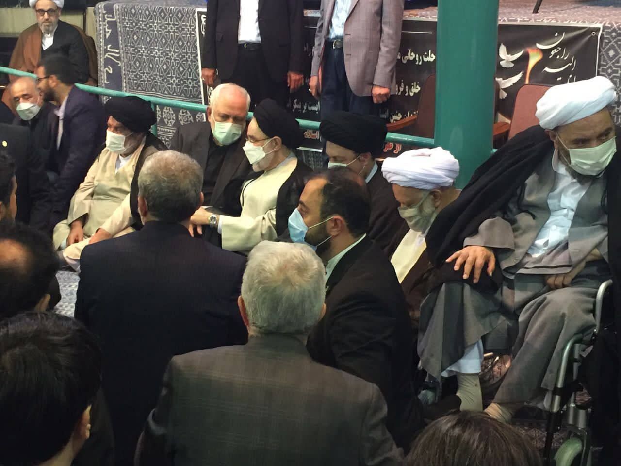 عکسی از گفتگوی جواد ظریف و سیدمحمد خاتمی در مراسم وداع با پیکر مرحوم سید محمود دعایی