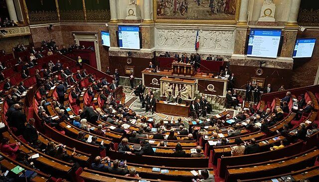 دولت فرانسه جان سالم به در برد / ماجرا چیست؟