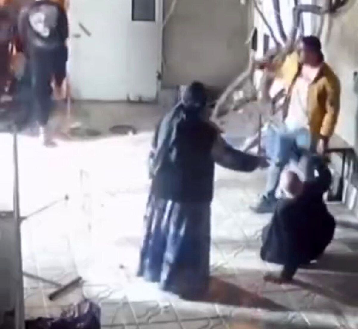 تشکیل پرونده قضایی در پی حمله اراذل و اوباش به زوج سالخورده / پیرمرد مضروب فوت کرد + فیلم