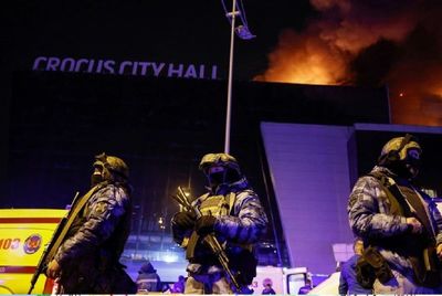 اولین تصویر از لحظه ورود تروریست‌ها به سالن کنسرت در مسکو+ فیلم