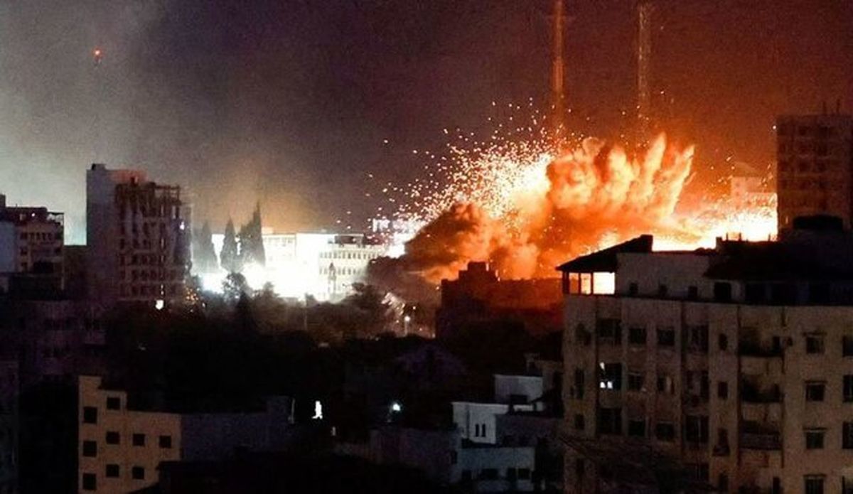 حمله هوایی اسرائیل به یک مسجد در غزه/ جست‌وجوی پیکر شهدا ادامه دارد