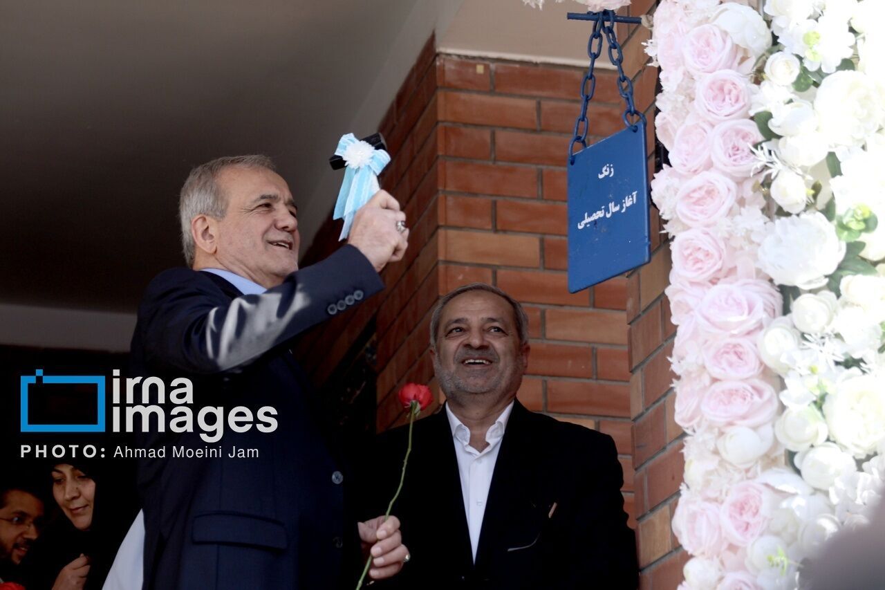پزشکیان خطاب به دانش‌آموزان: من از یک خانواده معمولی به اینجا رسیده‌ام/ آدم، مفت به جایی نمی‌رسد؛ باید تلاش کرد+ فیلم