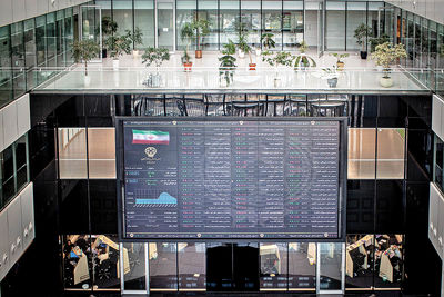 شنبه خونین بازار سهام/ بورس در محاصره ریسک سیاسی + فیلم