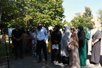 تجمع اعتراضی نسبت به ممنوعیت پوشیدن عبا در فرانسه