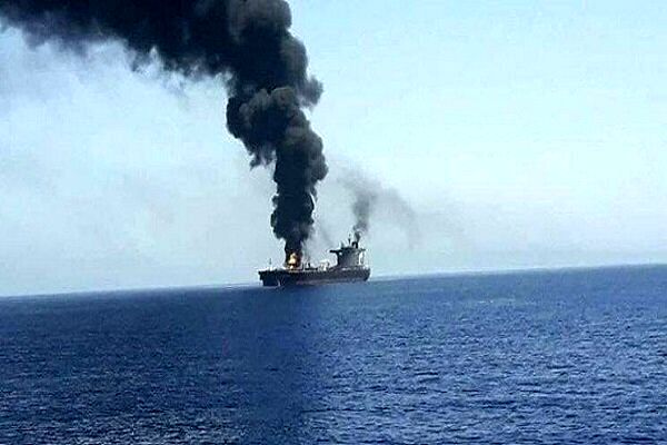 هدف قرار گرفتن یک کشتی در بندر الحدیده یمن+ فیلم