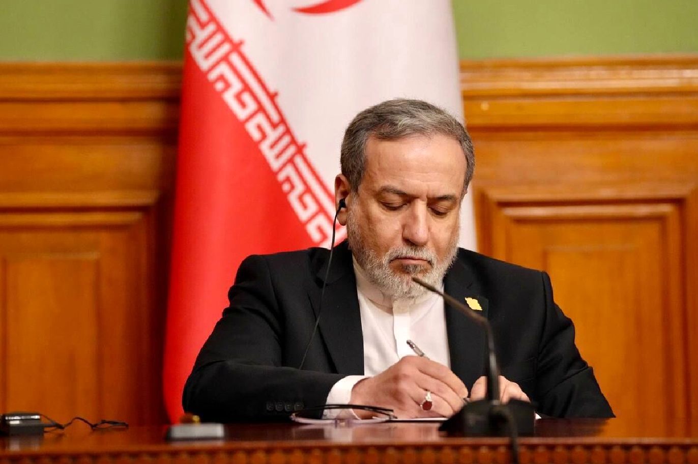 عراقچی: نتانیاهو در عبری از فریب آمریکا برای جنگ با ایران افتخار می‌کند