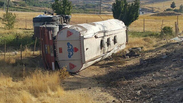 واژگونی تانکر حاوی مواد نفتی حادثه آفرید