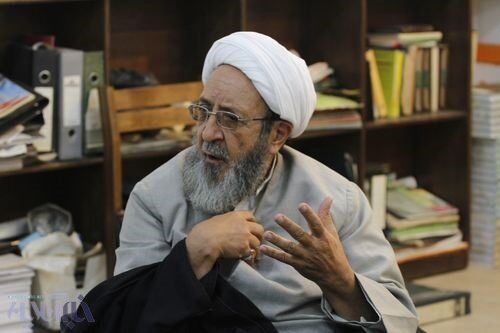 هادی غفاری: نان برخی در فحاشی به روحانی است

