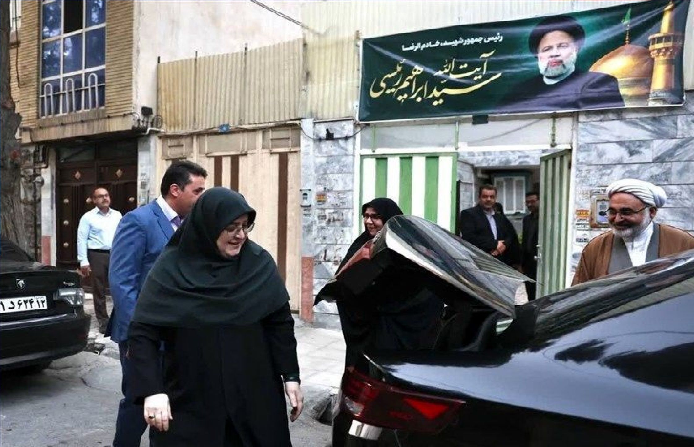 حضور سخنگوی دولت در منزل مادر شهید رئیسی