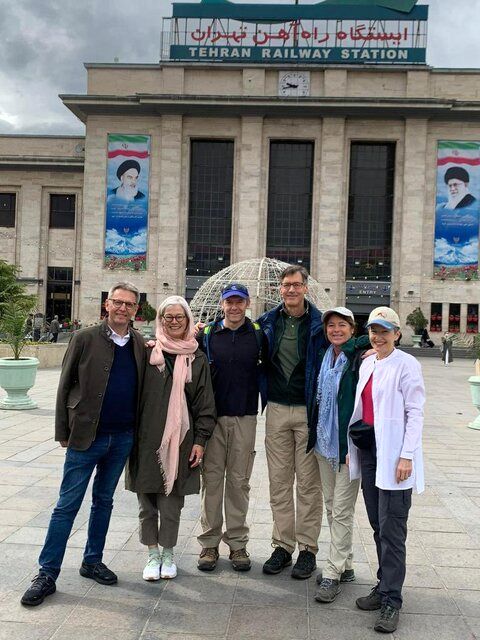 عکسی از پیاده‌روی خانوادگی سفیران انگلیس،‌ هلند و دانمارک در تهران
